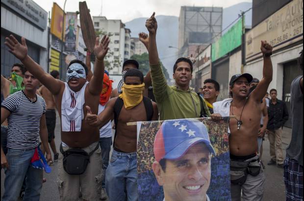 Federico Ríos Escobar - Al grito de "fraude, fraude", los manifestantes intentaron retomar su protesta en la autopista pero fueron contenidos por los militares con gases lacrimógenos y balas de goma.