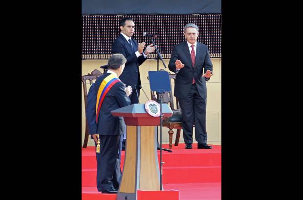 Reuters - Juan Manuel Santos le rindi&#243; un tributo al ex presidente &#193;lvaro Uribe V&#233;lez.