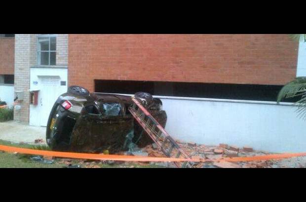 Cortes&#237;a - En agosto de 2013 la conductora de una camioneta Renault Duster perdi&#243; el control de su veh&#237;culo en el parqueadero de un edificio en Envigado. Derrib&#243; una de las paredes y cay&#243; desde un tercer piso. Sufri&#243; heridas leves.