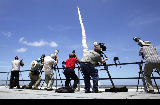 Reuters - Casi tres minutos después del despegue se separaron los dos cohetes propulsores de combustible sólido, y la nave.