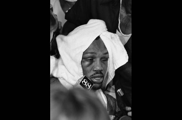 AP - Frazier despu&#233;s de la pelea ante Ali del 1 de octubre de 1975 en la velada &#39;The Thrilla in Manila&#39; (Conmoci&#243;n en Manila), donde Eddie Futch, el gran entrenador de Frazier, se apiad&#243; de su pupilo y detuvo el combate despu&#233;s del decimocuarto asalto.