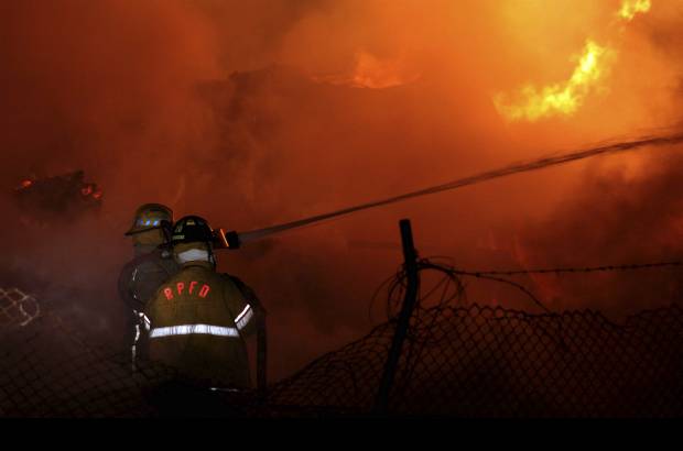Manuel Saldarriaga - El incendio se presentó en la madrugada de este miércoles en el barrio Primavera del Municipio de Envigado. La conflagración comenzó en un deposito de maderas y las llamas alcanzaron cerca de 30 metros.