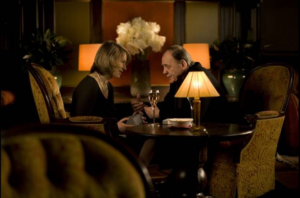 Giulias Verschwinden (La desaparici&#243;n de Giulia) - Giulia es una mujer atormentada que va a celebrar su cumplea&#241;os n&#250;mero 50, mientras viaja en un bus se siente invisible para los dem&#225;s, se siente ignorada. Ella conoce a un hombre que la invita a tomar una copa pero su fiesta puede terminar en un saboteo.