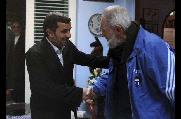 Reuters - La web oficial Cubadebate publicó las fotografías de ese encuentro divulgadas por la Presidencia de Irán, donde se ve a Ahmadineyad con Fidel Castro, ambos muy sonrientes.
