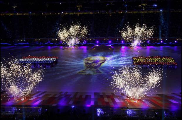 Reuters - Hacia el final del espect&#225;culo, que comenz&#243; con los vuelos acrob&#225;ticos de aviones de las Fuerzas A&#233;reas de Sud&#225;frica, cientos de personas salieron al centro del Soccer City para formar las banderas, luminosas de Espa&#241;a y de Holanda, los dos finalistas del Mundial.