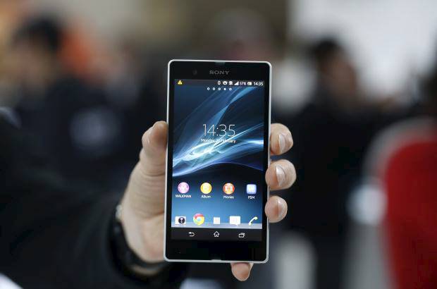 - Aunque no est&#225; disponible en Colombia, el Xperia Z tiene y una c&#225;mara de 13 megapixeles. es m&#225;s ligero que sus competidores y permite sumergirse en un metro de agua.