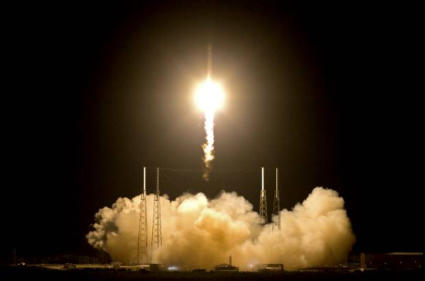 AP - El cohete Falcon 9 fue lanzado cuando la EEI orbitaba sobre el Atl&#225;ntico norte, y unos diez minutos despu&#233;s la confirmaci&#243;n de que la c&#225;psula Dragon hab&#237;a alcanzado su &#243;rbita caus&#243; j&#250;bilo en la sala de control de misi&#243;n y entre los j&#243;venes t&#233;cnicos de SpaceX.