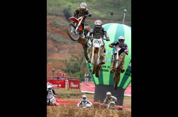 Juan Antonio Sánchez - En la pista de Incolmotos Yamaha, en Girardota, los aficionados vibraron con los arriesgados saltos de los pilotos.