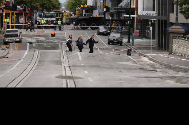 AP - En algunos tramos de las calles de Christchurch, el fuerte temblor caus&#243; socavones de hasta un metro de profundidad.
