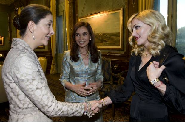 Foto Reuters - Una foto hist&#243;rica: Madonna al lado de la colombiana &#205;ngrid Betancourt y la mandataria argentina, Cristina Fern&#225;ndez, durante un encuentro en la Casa Rosada, en Buenos Aires, Argentina, el 2 de diciembre de 2008.