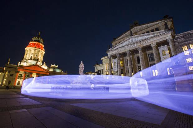 AP - Luces y proyecciones iluminan plaza Gendarmenmarkt y la Catedral Alemana, durante el primer Festival de la luz en Berl&#237;n donde muchos edificios y monumentos hist&#243;ricos ser&#225;n iluminados.