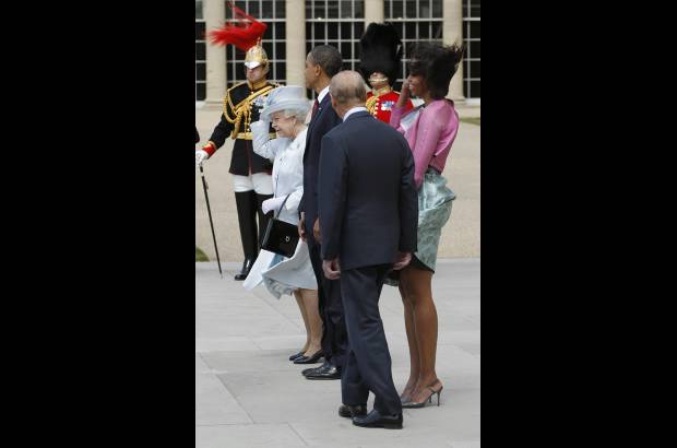 Reuters - La soberana inglesa recibi&#243; a los Obama con todos los honores y el conocido protocolo ingl&#233;s.