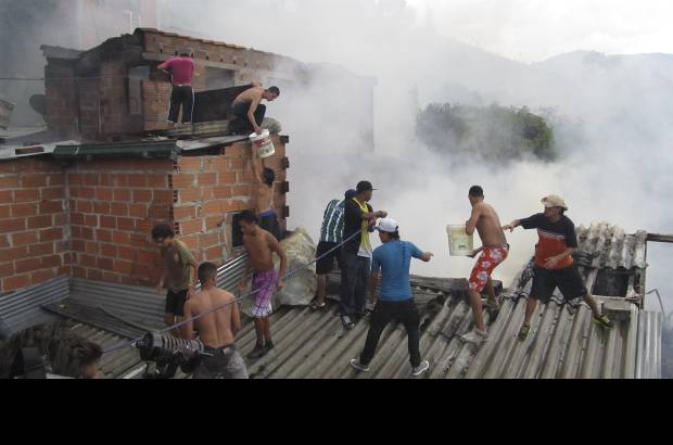 Santiago Olivares Tob&#243;n - Con balde en mano los vecinos ayudaron a apagar el incendio.