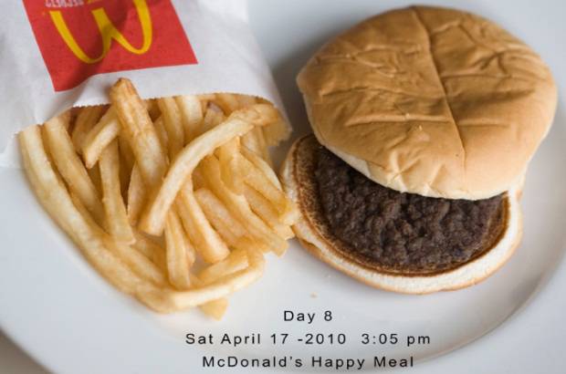 Foto cortes&#237;a - &quot;Me cuesta creer que han pasado dos a&#241;os desde el d&#237;a en que la compr&#233;. Yo parezco dos a&#241;os mayor, pero para la hamburguesa no pasa el tiempo&quot;, explic&#243; la fot&#243;grafa, que inici&#243; su particular experimento fotogr&#225;fico el 10 de abril de 2010, cuando adquiri&#243; un men&#250; infantil en un establecimiento de la cadena McDonald&#39;s.