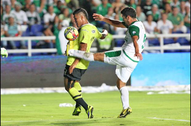Juan Antonio S&#225;nchez - Andr&#233;s P&#233;rez fue uno de los jugadores que m&#225;s recurri&#243; a la pierna fuerte para detener el juego de Nacional.