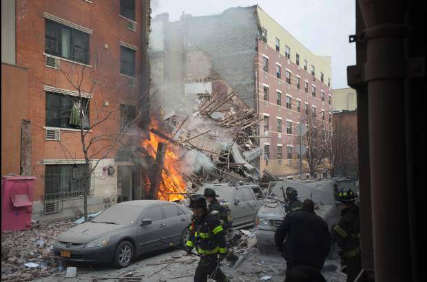 AP - Bomberos trabajan en el edificio de Nueva York que colapsó esta semana.