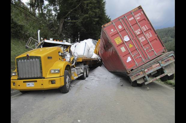 Guillermo Benav&#237;dez - El veh&#237;culo de carga choc&#243; siete carros, dos de ellos tambi&#233;n era de carga y un bus.