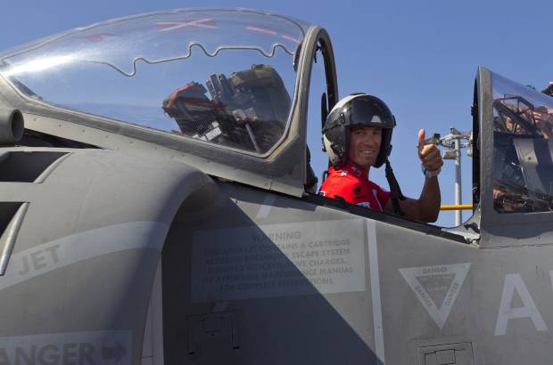 FOTO AP - El "comandante" Alejandro Valverde, que el domingo tomó el mando de la carrera, se subió a un avión caza poco antes de una exhibición aérea.
