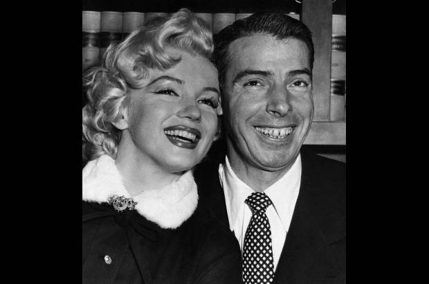 AP - El 14 de enero 1954, el famoso Joe DiMaggio y Marilyn Monroe sonrien mientras esperan pacientemente en el despacho del juez Charles Perry para su ceremonia de matrimonio en San Francisco.