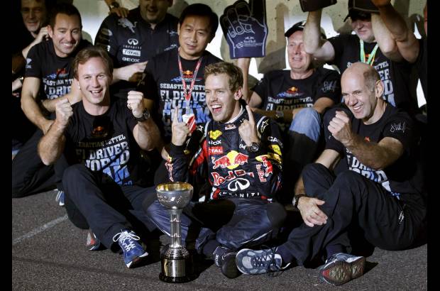 Reuters - "Hay tantas cosas que quieres decir en un momento como éste... Y no es difícil acordarse de todas las personas a las que dar las gracias. Así que le doy las gracias a todo el equipo. Hay tanta gente aquí y en (la fabrica de) Milton Keynes trabajando muy duro todos los días...", dijo Vettel.