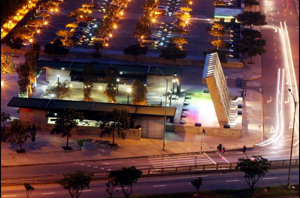 FOTO EL COLOMBIANO - El Parque de los Pies Descalzos es un lugar para el encuentro ciudadano, el sano esparcimiento y la comuni&#243;n con la naturaleza. Fue inaugurado el 7 de diciembre de 1998 y forma parte de los programas de recuperaci&#243;n arquitect&#243;nica y urban&#237;stica desarrollados por las Empresas P&#250;blicas de Medell&#237;n.