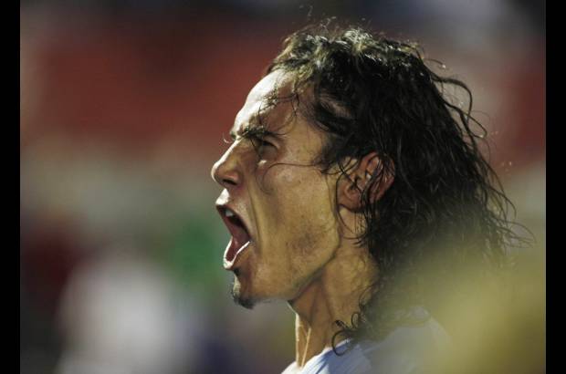 Reuters - Edinson Cavani marc&#243; el primer gol para los charr&#250;as.