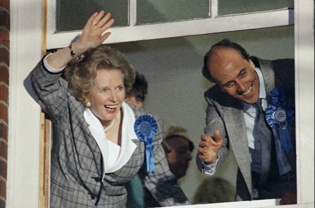 AP - Con la victoria del "tory" Edward Heath en 1970, Thatcher se encargó de la cartera de Educación, pero cuando los conservadores perdieron las elecciones generales en 1974, desafió ese liderazgo y, para sorpresa de muchos, salió victoriosa.