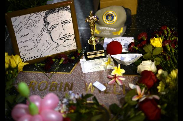 AP - Familia, amigos y admiradores, le rinden un homenaje a Robin Williams, record&#225;ndo sus pel&#237;culas, sus frases y su aparente buen humor eterno.