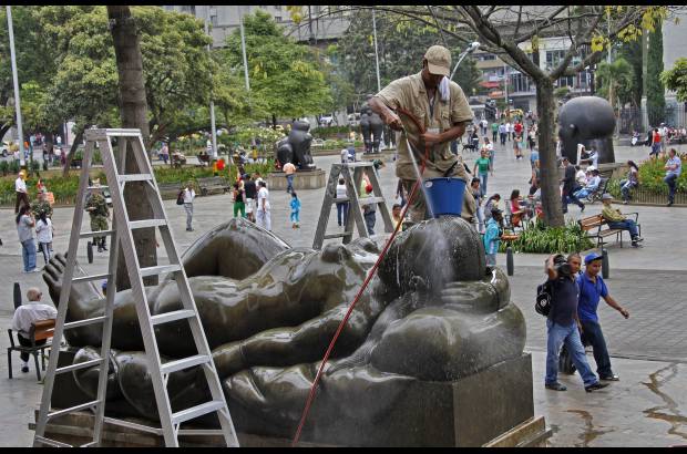 FOTO EL COLOMBIANO - El Parque de las Esculturas se convirti&#243; en referente cultural y tur&#237;stico de Medell&#237;n, y en ejemplo de recuperaci&#243;n social. Las esculturas est&#225;n en a la vista y alcance de todos los visitantes, que suelen tomarse fotos al lado de los &quot;gordos&quot; de Botero.
