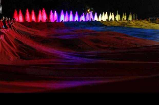 Colprensa - El Mandatario aseguró que la entrega de la gigante bandera tiene como propósito unificar a todo el país en torno al fútbol.