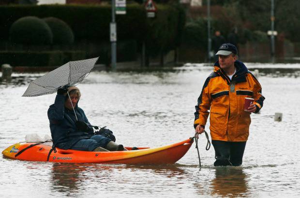 AP - Los condados afectados hoy son los de Berkshire y Surrey, a las afueras de la capital brit&#225;nica, donde muchos residentes han tenido que ser evacuados, en algunos casos en botes.