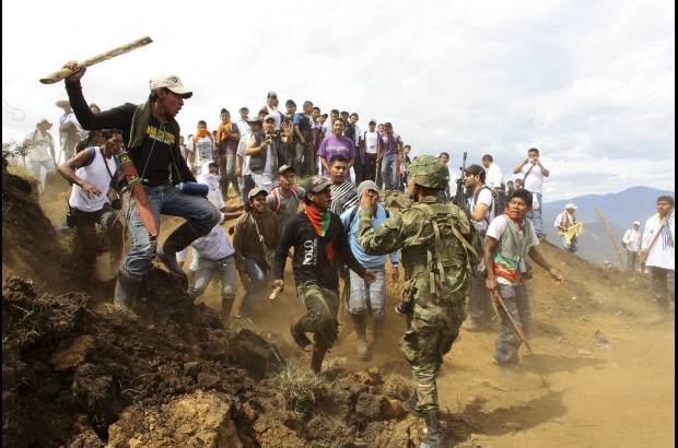 AP - Los l&#237;deres de la guardia ind&#237;gena decidieron actuar as&#237; tras expirar un ultim&#225;tum dado tanto a la fuerza p&#250;blica como a las Farc para que salieran de sus tierras.