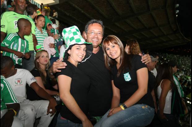 Hern&#225;n Vanegas - La camisa negra, con escudo y n&#250;meros verdes, termin&#243; siendo el uniforme de los familiares de los jugadores ayer en la final de la Liga Postob&#243;n-I.