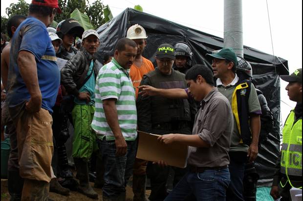 Foto cortes&#237;a Polic&#237;a Antioquia - Este mi&#233;rcoles las autoridades entraron al sector San Antonio para continuar la orientaci&#243;n social y el apoyo a los ciudadanos que piden transporte y alimentaci&#243;n.