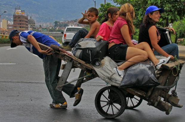 Henry Agudelo - En las calles de la Medell&#237;n cientos de hogares encuentran en las carretas el sustento diario.