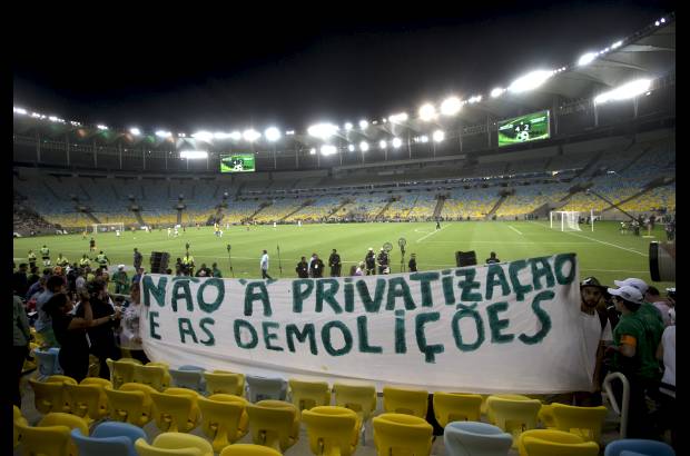 AP - Los aficionados cariocas al f&#250;tbol y al deporte andan inconformes con las demoliciones innecesarias que se hicieron en el Maracan&#225;.