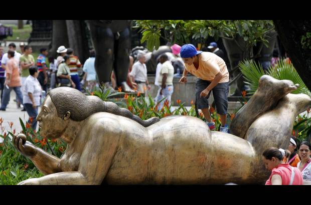 FOTO EL COLOMBIANO - El Parque de las Esculturas se convirti&#243; en referente cultural y tur&#237;stico de Medell&#237;n, y en ejemplo de recuperaci&#243;n social. Las esculturas est&#225;n en a la vista y alcance de todos los visitantes, que suelen tomarse fotos al lado de los &quot;gordos&quot; de Botero.