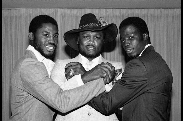 AP - Frazier, en el centro, con su hijo Marvis, izquierda, y James Shuler en el Madison Square Garden el 3 de septiembre de 1980.