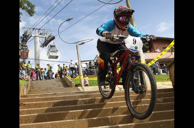 Hernán Vanegas - Los 97 competidores del downhill urbano del Clásico EL COLOMBIANO-Indeportes Antioquia, brindaron grandes emociones y mucho vértigo a los cientos de espectadores que apreciaron la prueba en los bajos de la estación Andalucía del metrocable.