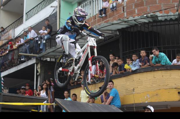 Hernán Vanegas - Los balcones de las casas sirvieron como tribunas improvisadas para apreciar la competencia.