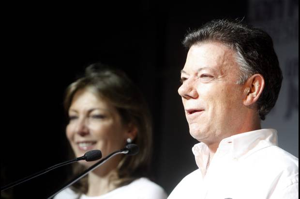 Colprensa - El candidato Santos rindió tributo al actual presidente, Álvaro Uribe, del que fue ministro de Defensa.