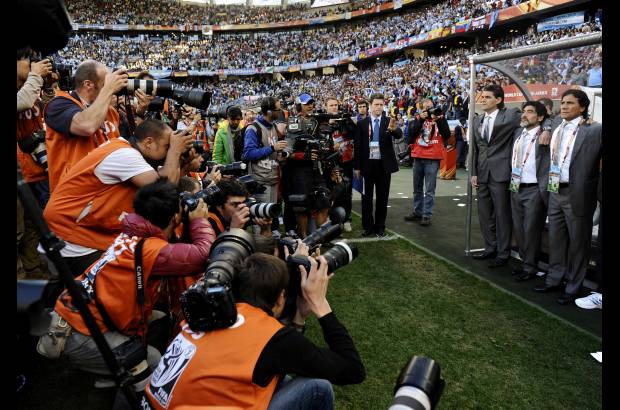 ap - Como siempre, Maradona el más aclamado por los medios de comunicación de todo el mundo.