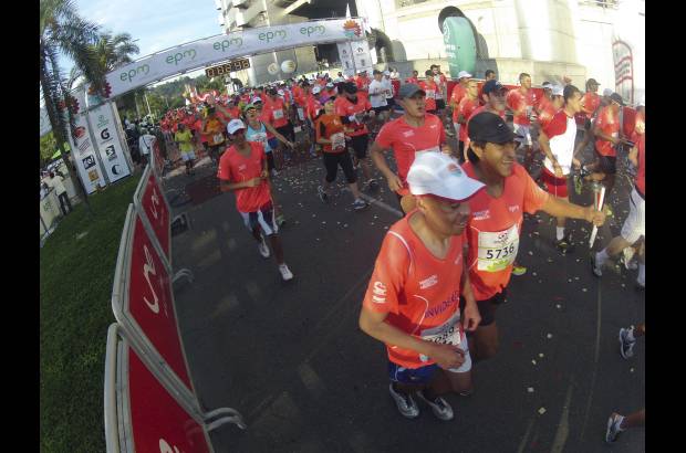 Esteban Jaramillo y Sebastián Salazar - Más de 10 mil competidores se dieron cita en esta histórica cita deportiva que se corría en las modalidades de 5, 10, 21 y 42 kilómetros.