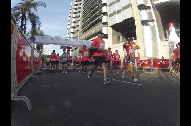 Esteban Jaramillo y Sebastián Salazar - Más de 10 mil competidores se dieron cita en esta histórica cita deportiva que se corría en las modalidades de 5, 10, 21 y 42 kilómetros.