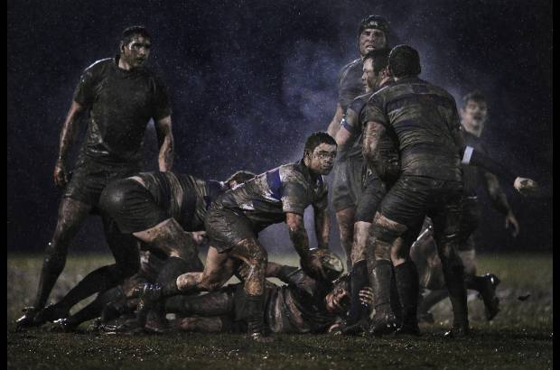 Reuters - Ray McManus, de Irlanda, gan&#243; el segundo puesto en la categor&#237;a de Deportes, con esta foto del partido de Rugby entre Old Belvedere y Blackrock en Dubl&#237;n.