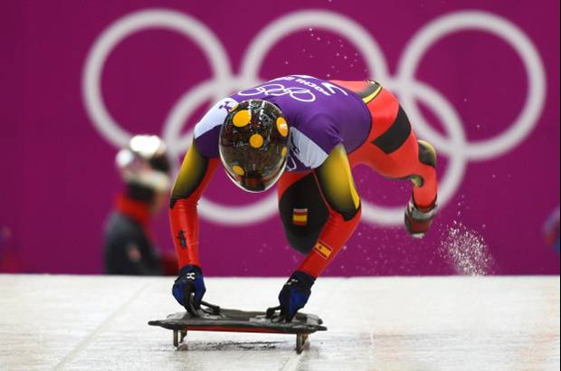 FOTO AFP - Ander Mirambell, de España, usa un casco de lunares y circuitos.