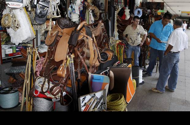 Foto Donaldo Zuluaga - La vida sigue en una Feria de Ganados que parece por momentos una finca enclavada en el norte de Medell&#237;n.