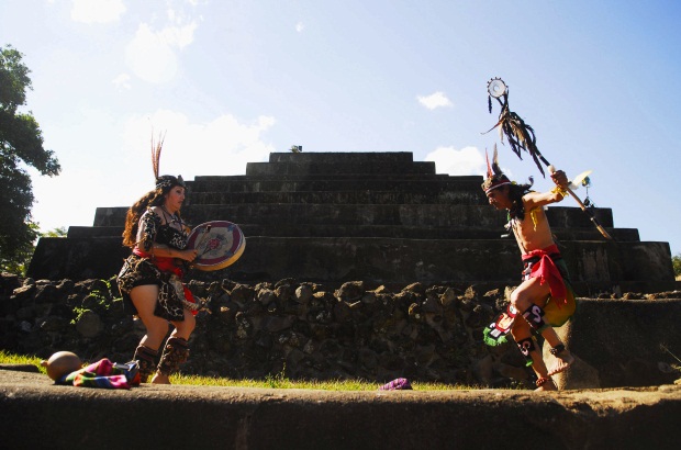 REUTERS - Los antiguos mayas pronosticaron que el 21 de diciembre de 2012 iniciar&#237;a una nueva era sobre la que auguraron &quot;un cambio de conciencia a nivel c&#243;smico&quot; y &quot;el reciclaje de la humanidad&quot;.
