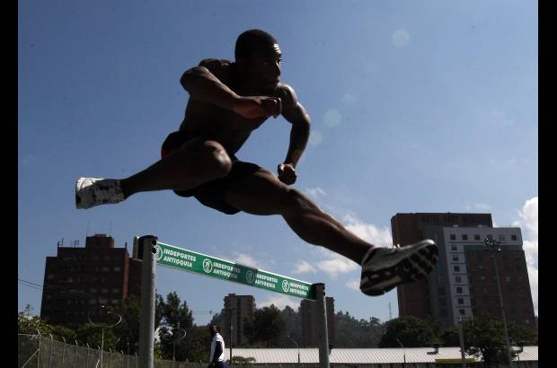 Jaime P&#233;rez - Una de las doce finales que tendr&#225; este viernes el Suramericano Juvenil de atletismo ser&#225; la de los 110 metros con vallas, en la que estar&#225; el bogotano Carlos Pino, uno de los mejores prospectos en el deporte base en el pa&#237;s.