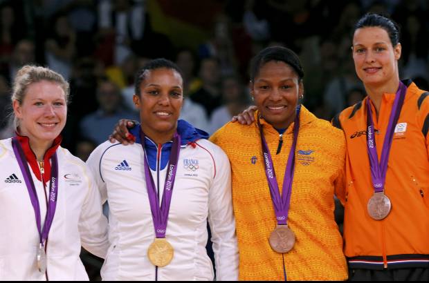 Foto Reuters - Al final, una sonrisa marc&#243; su lugar en el podio.
